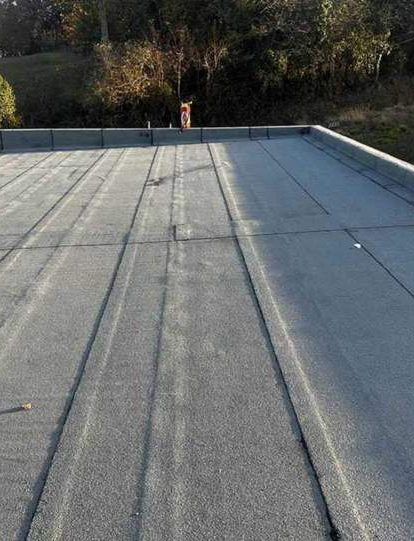 Toit plat en membrane grise, sans sous-traitance, contrôlé par le patron de Rina Étanchéité.