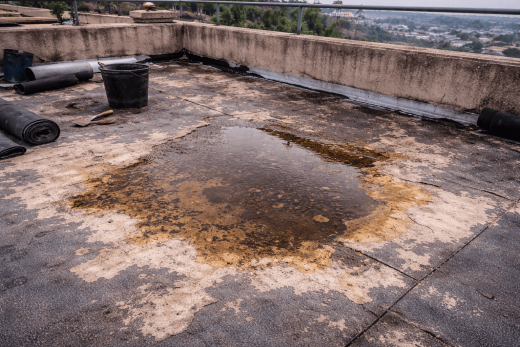 Rina Étanchéité répare un toit plat usé, eau stagnante, matériel sur place, zéro sous-traitance.